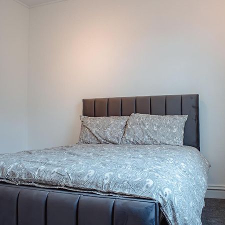 Spacious 4-Bed Flat - 10 Mins To City Centre Leeds  Exterior photo