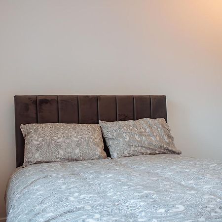 Spacious 4-Bed Flat - 10 Mins To City Centre Leeds  Exterior photo