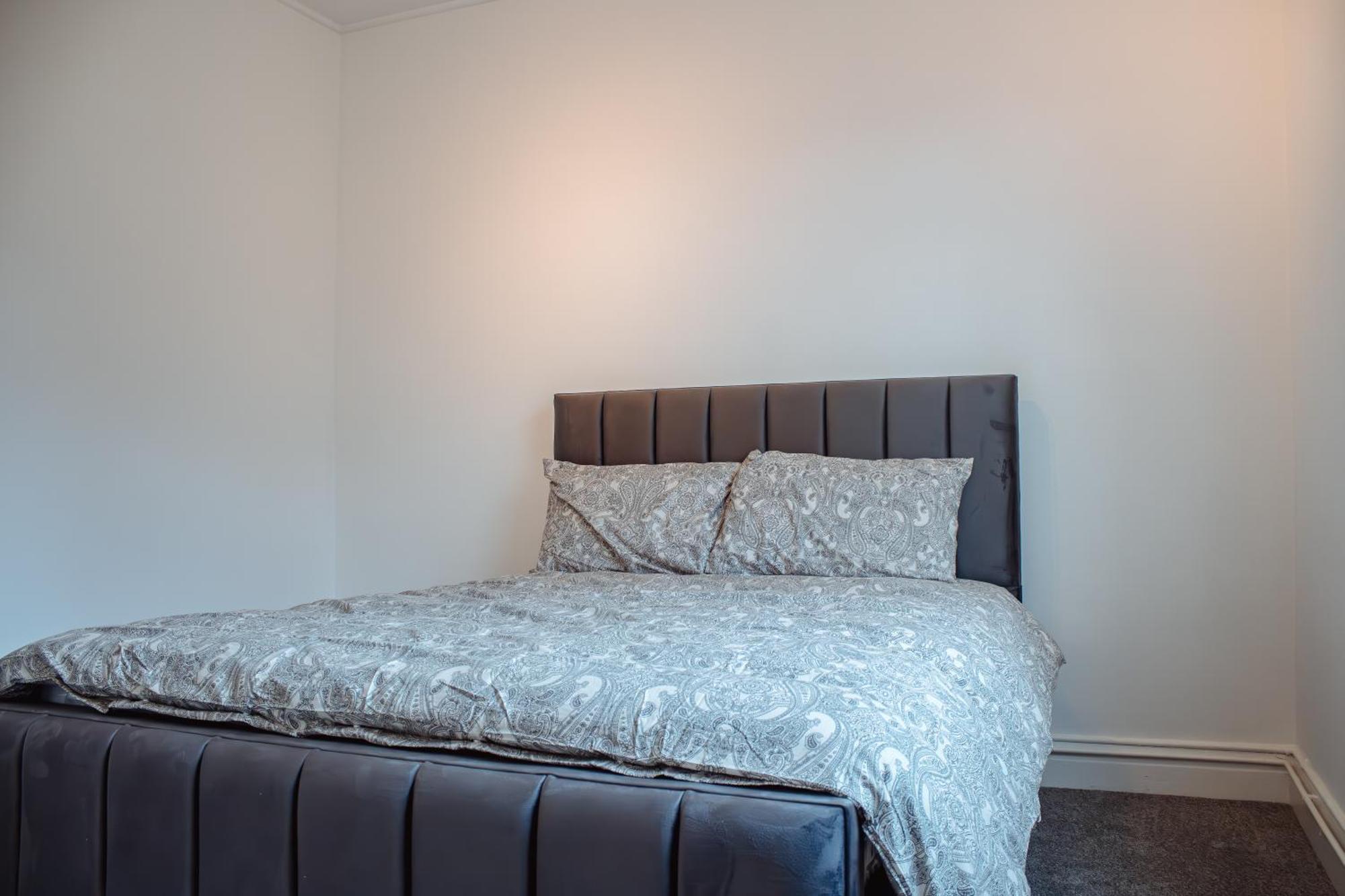 Spacious 4-Bed Flat - 10 Mins To City Centre Leeds  Exterior photo