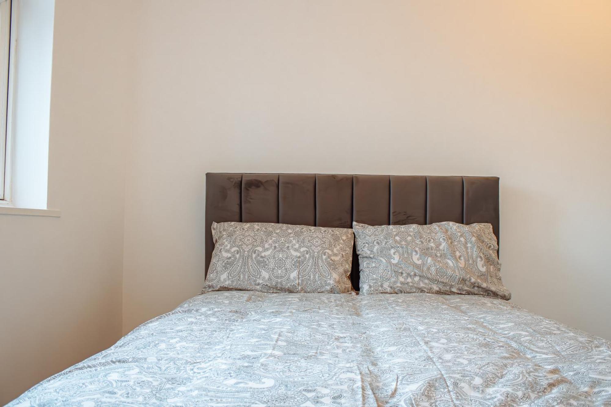 Spacious 4-Bed Flat - 10 Mins To City Centre Leeds  Exterior photo