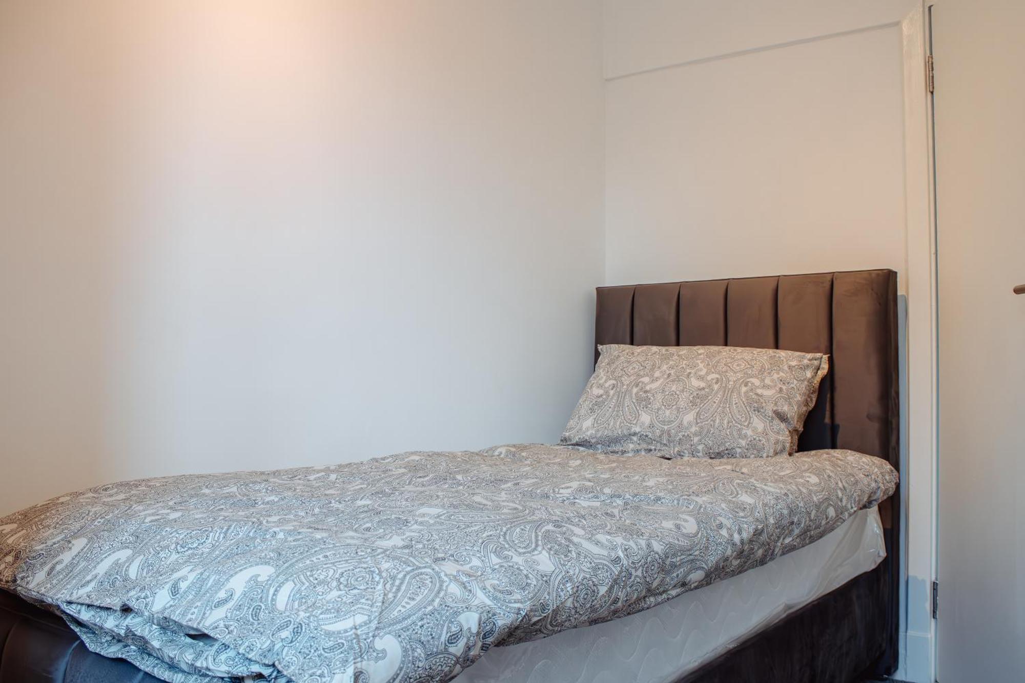 Spacious 4-Bed Flat - 10 Mins To City Centre Leeds  Exterior photo