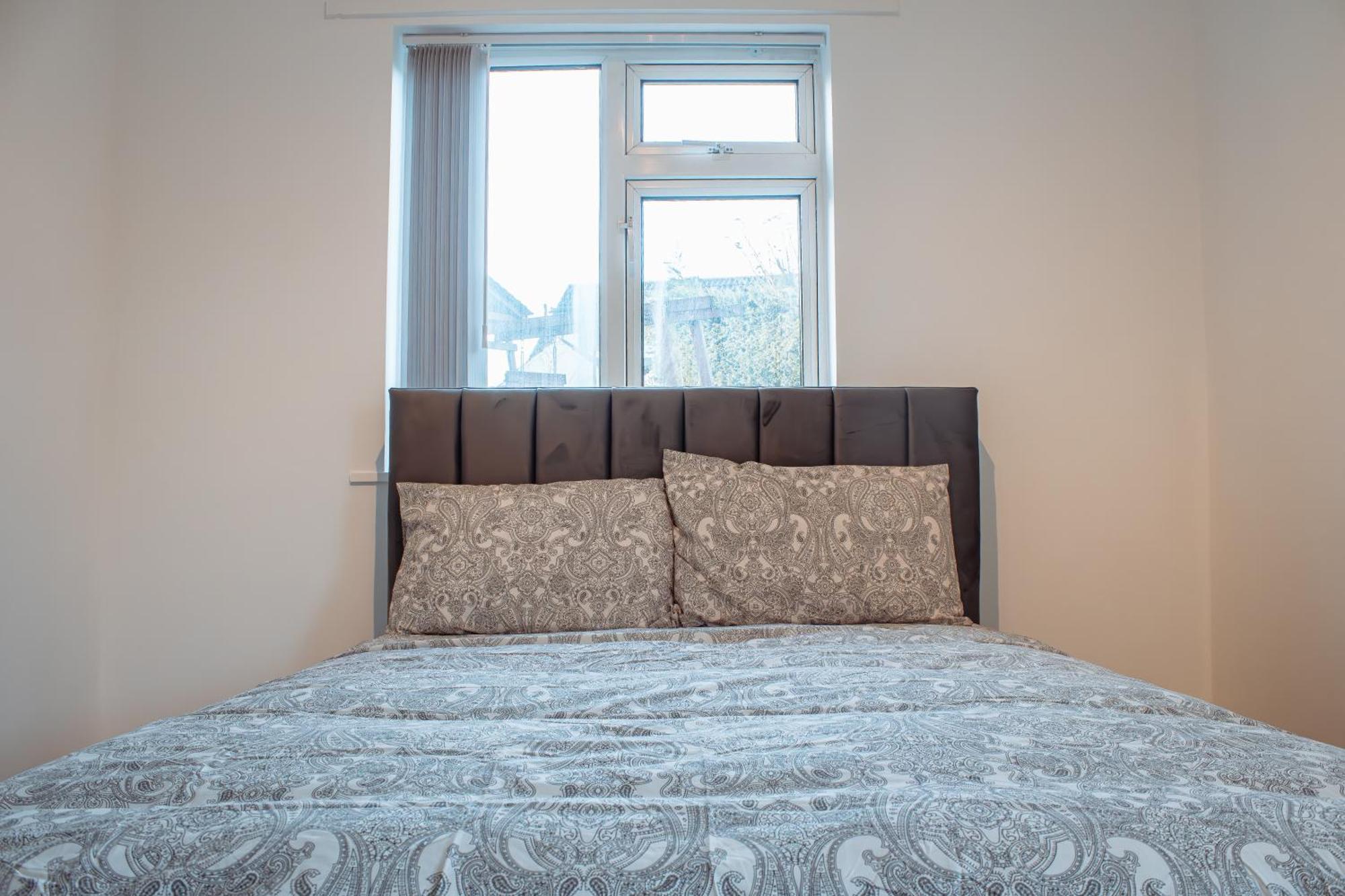 Spacious 4-Bed Flat - 10 Mins To City Centre Leeds  Exterior photo