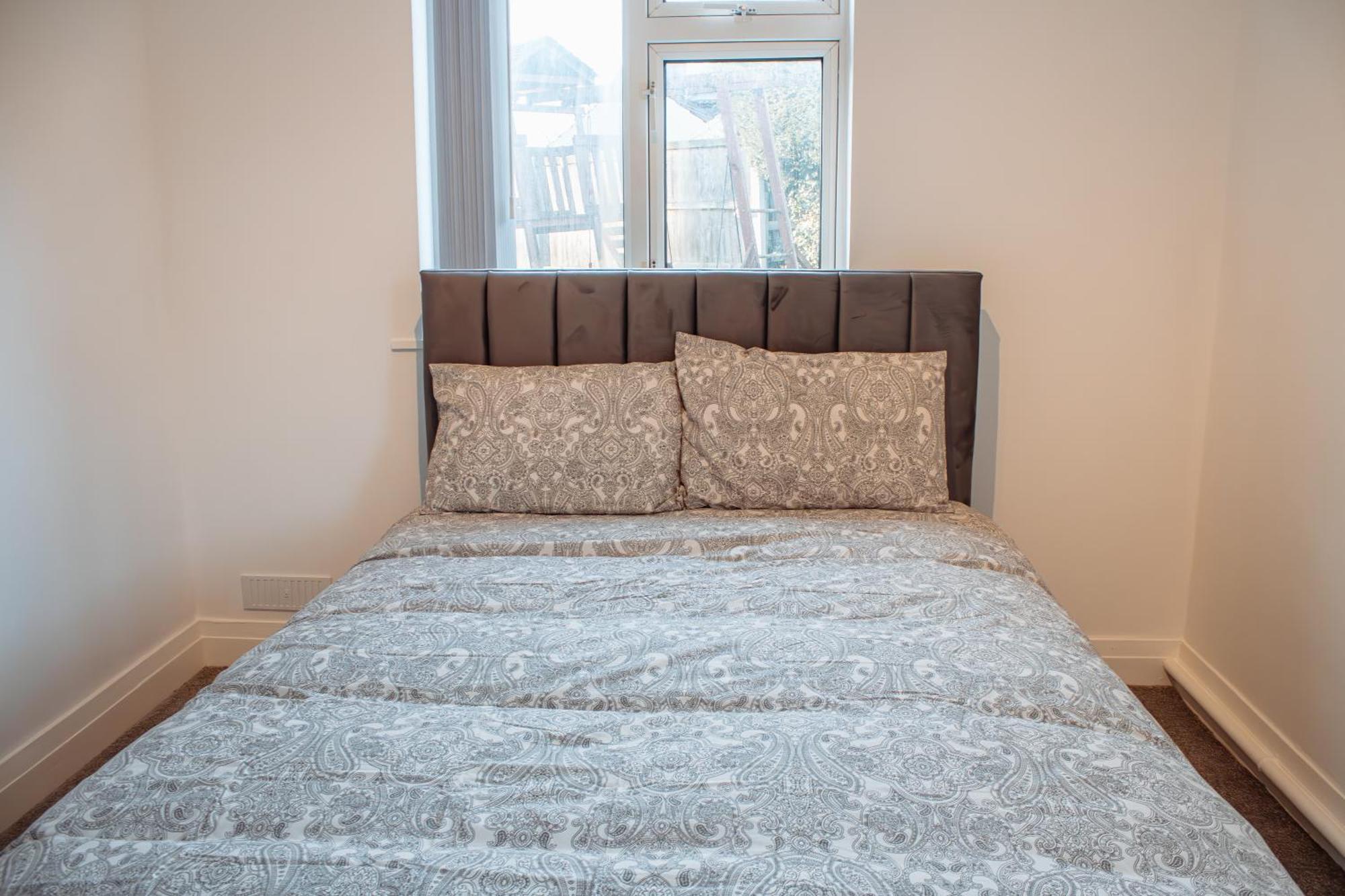Spacious 4-Bed Flat - 10 Mins To City Centre Leeds  Exterior photo