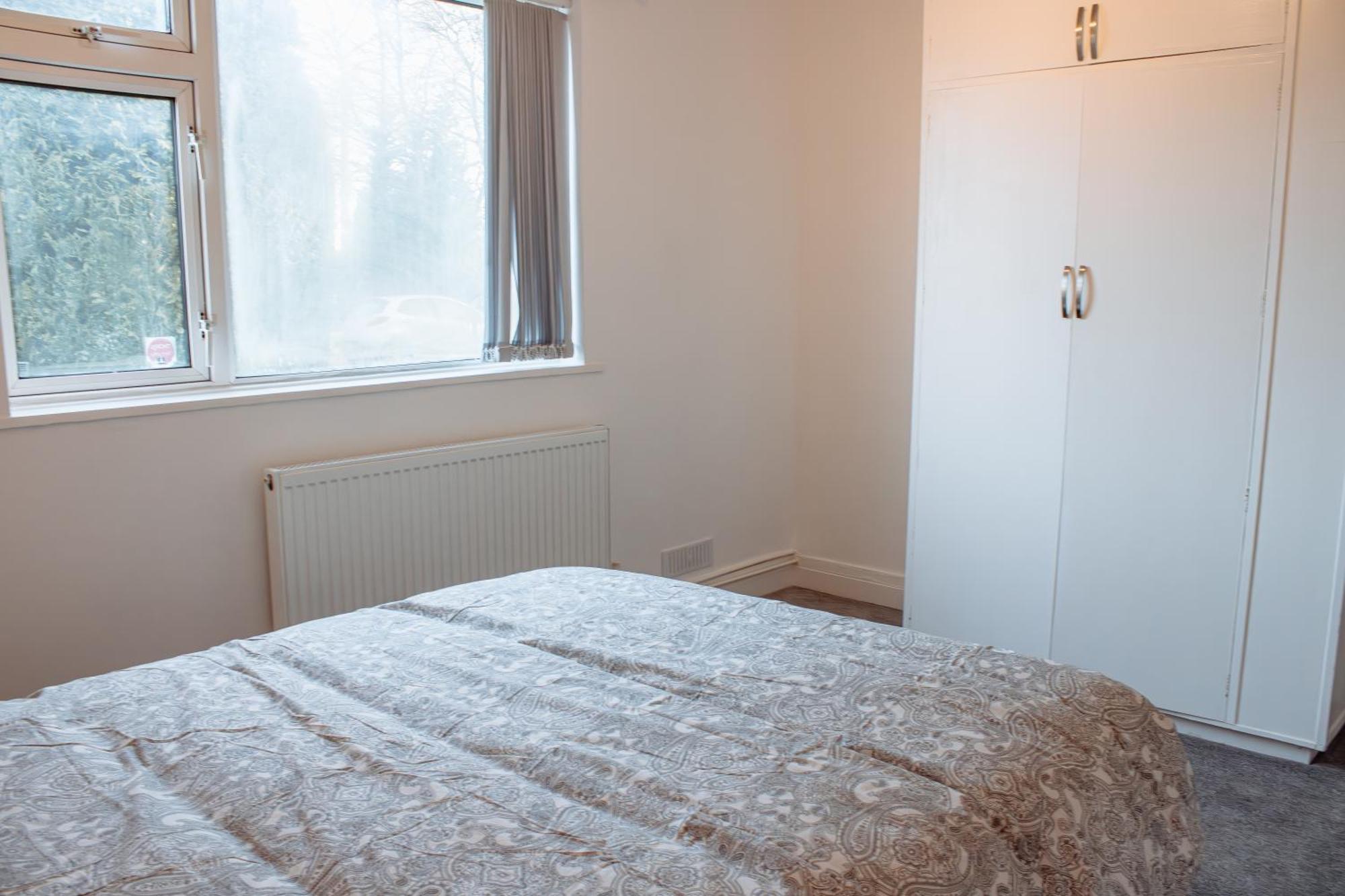 Spacious 4-Bed Flat - 10 Mins To City Centre Leeds  Exterior photo