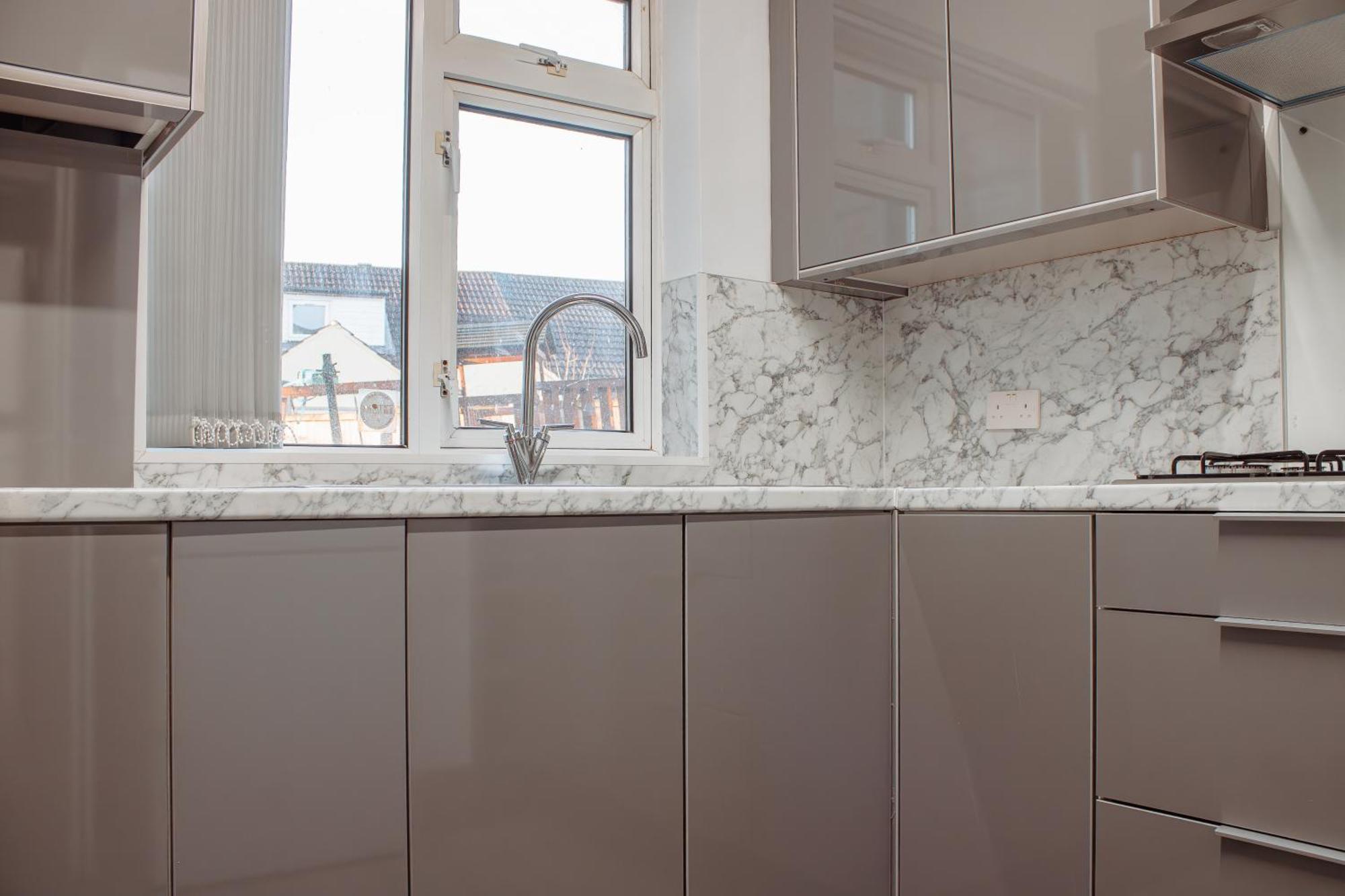 Spacious 4-Bed Flat - 10 Mins To City Centre Leeds  Exterior photo