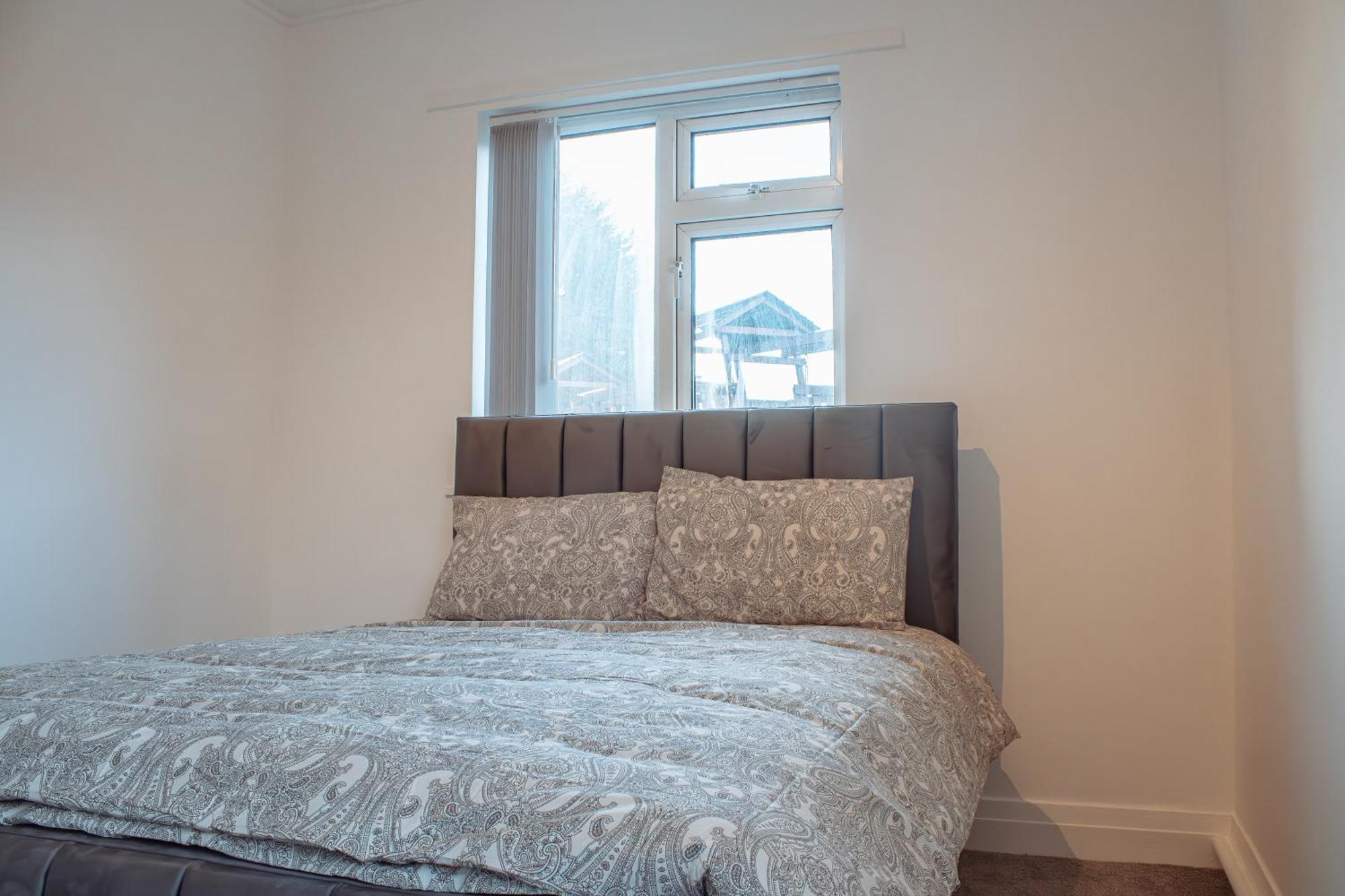 Spacious 4-Bed Flat - 10 Mins To City Centre Leeds  Exterior photo